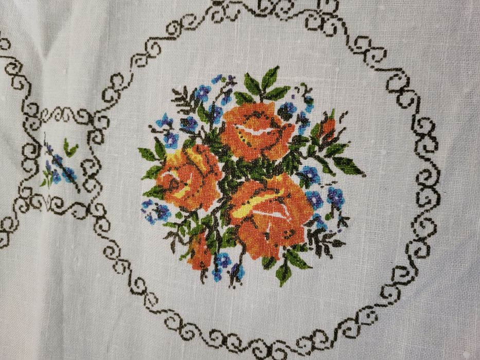 Duży obrus motyw kwiatowy