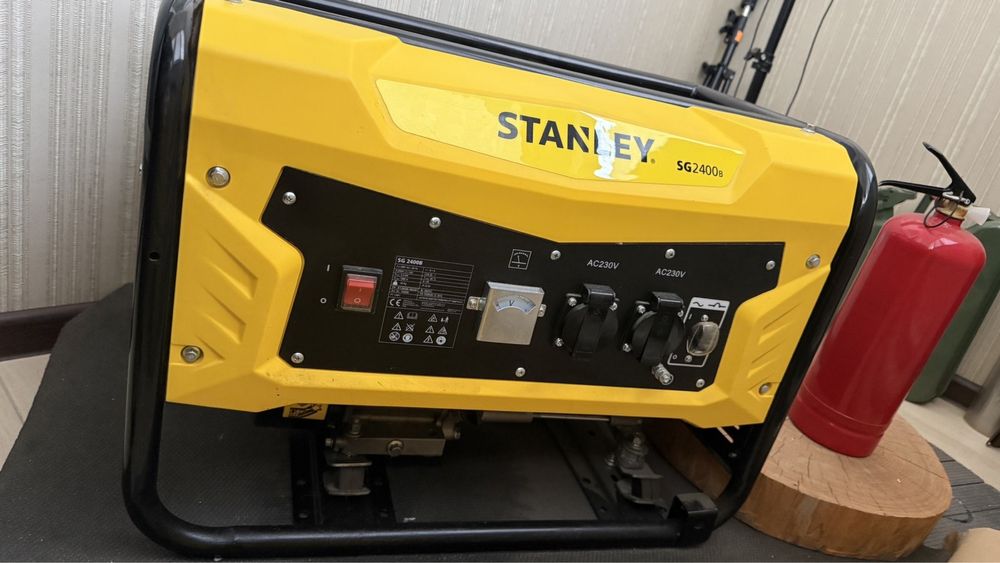 Генератор з двома розетками. Stanley SG 2400 Basic.