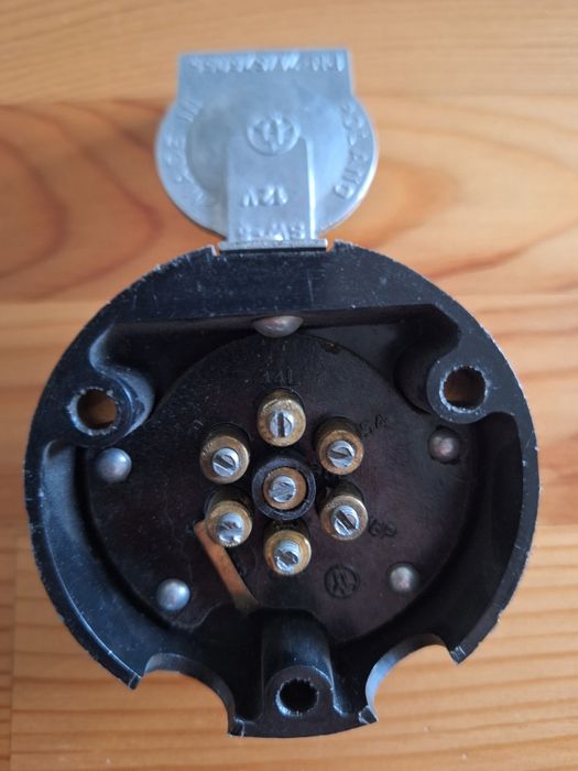 Gniazdo elektryczne do przyczepy SW-6 12V