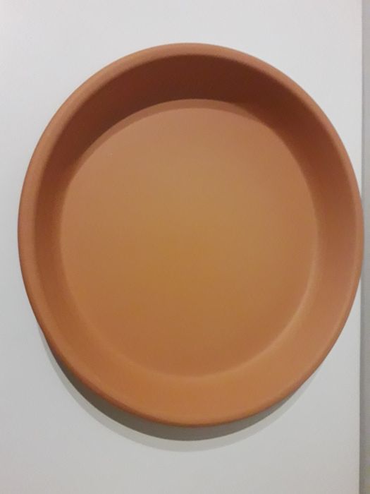 Pratos de barro novos