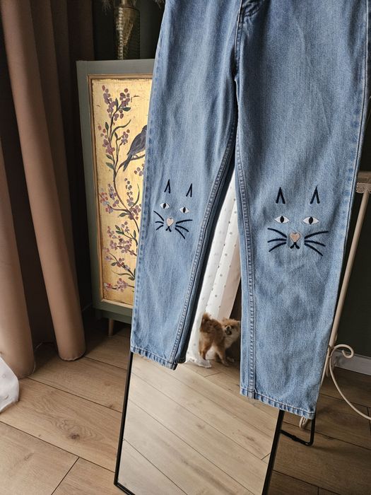 Jeansy Damskie Mom Fit Jasnoniebieskie z Haftem Kotki Rozmiar S