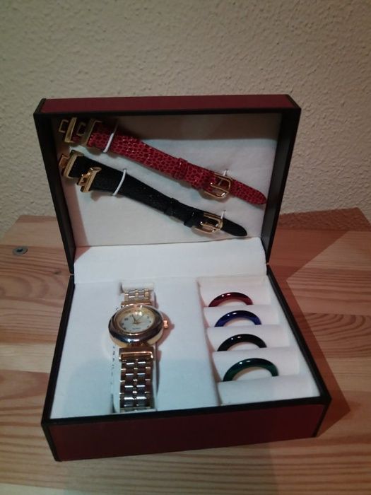 Relógio - com braceletes e aros para trocar