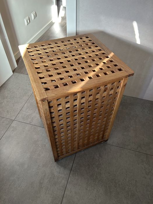 Cesto de roupa suja de madeira