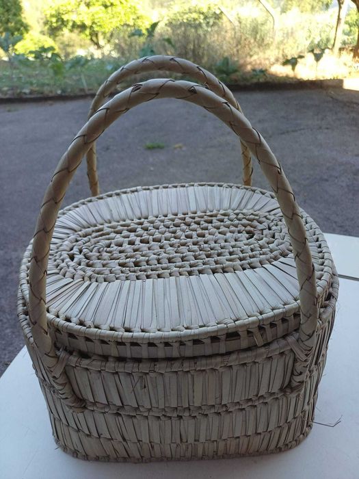 Cestos de palha, de assas