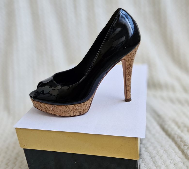 Czarne szpilki na platformie