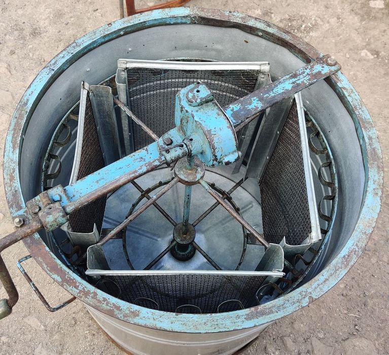 Продам медогонку на 4 рамки