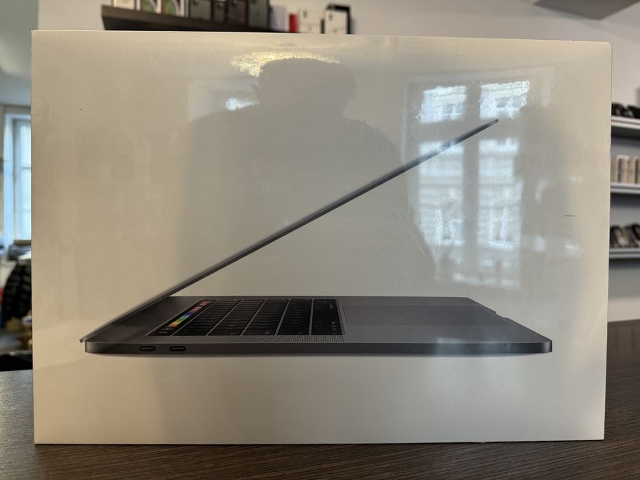 Apple MacBook PRO 15 RAM 32GB, SSD 256GB, AMD Radeon Pro Poznań Długa