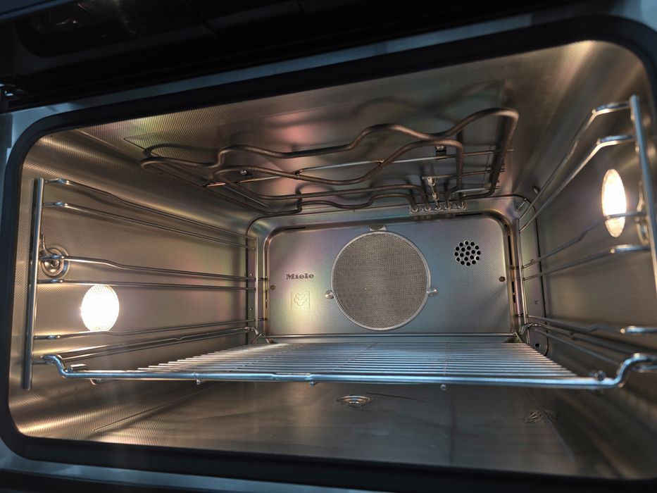 Духова шафа пароконвектомат Miele DGC 6805 низька  піключення до води