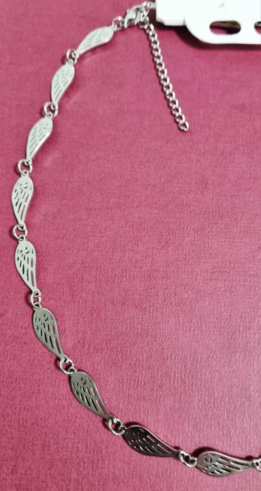 Conjunto prateado (colar e pulseira), em aço,  com asas de anjo.