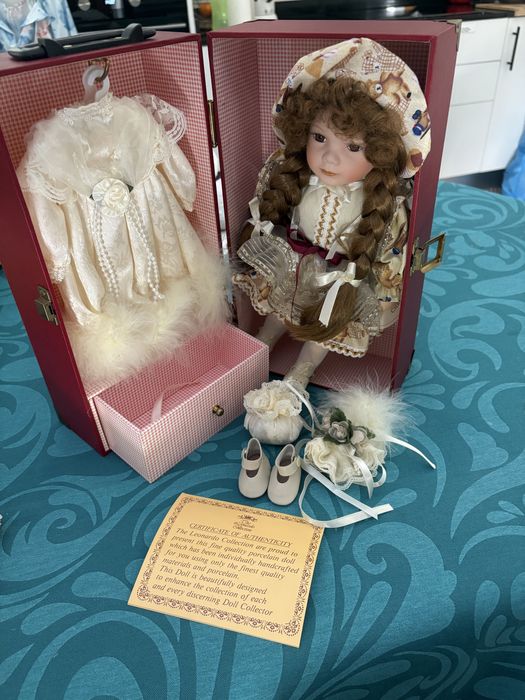 boneca de porcelana de coleçao