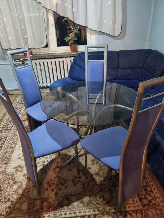 Okragly stol szklany z krzeslami