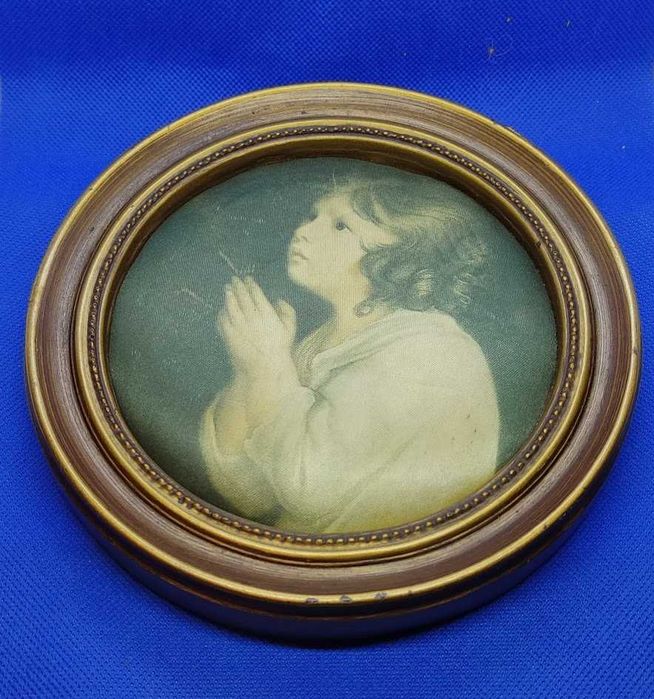 Quadro religioso antigo em seda com menina em adoração