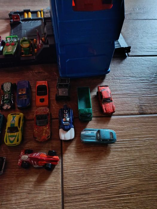 Garaż hotwheels z 30 samochodzikami