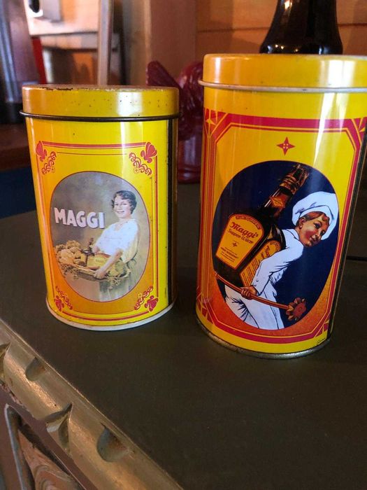 Duas latas Maggie Vintage, as duas em muito bom estado.