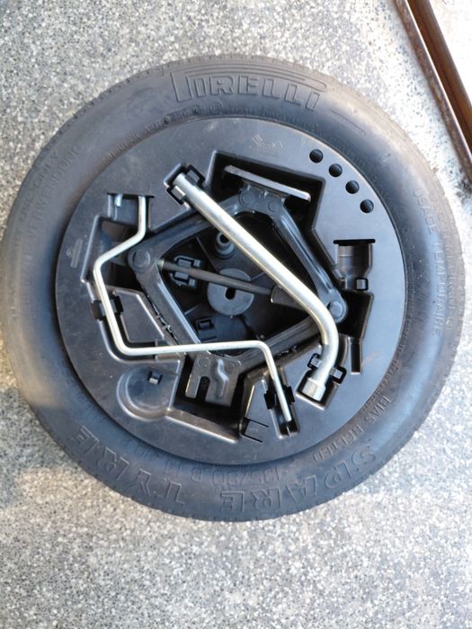 Pneu Pirelli de recurso, 135/80/14 e kit ferramentas