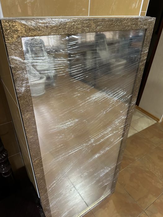 Новые зеркала , большие с красивой рамой.