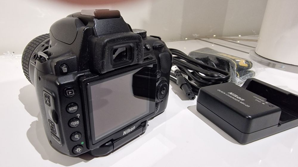 Nikon D5000 + Lente 18-55mm  + extras