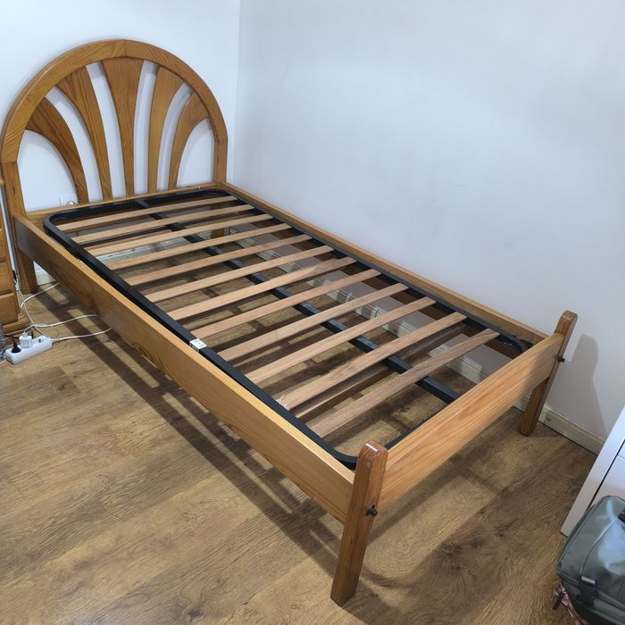 Cama com estrado em madeira maciça
