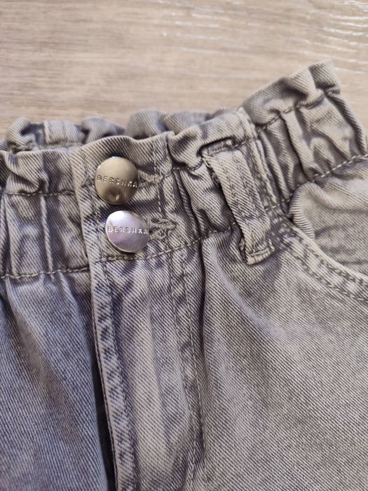 Джинсы МОМ Bershka на девушку