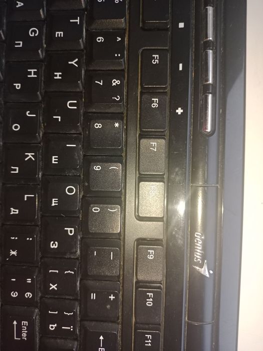 Комп'ютер настільний монітор і клавіатура