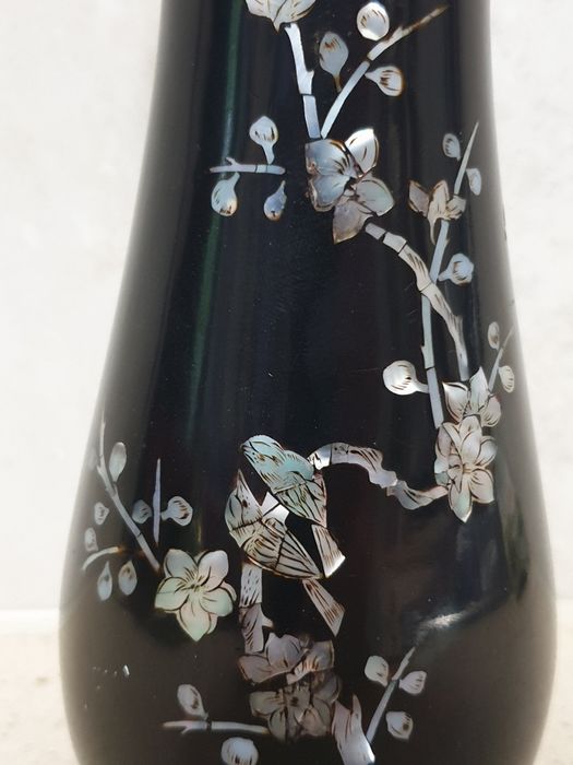 Linda jarra asiática vintage em madeira lacada com  madrepérola