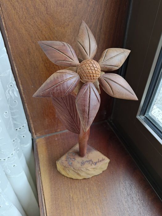 Flor de madeira de Cuba esculpida à mão