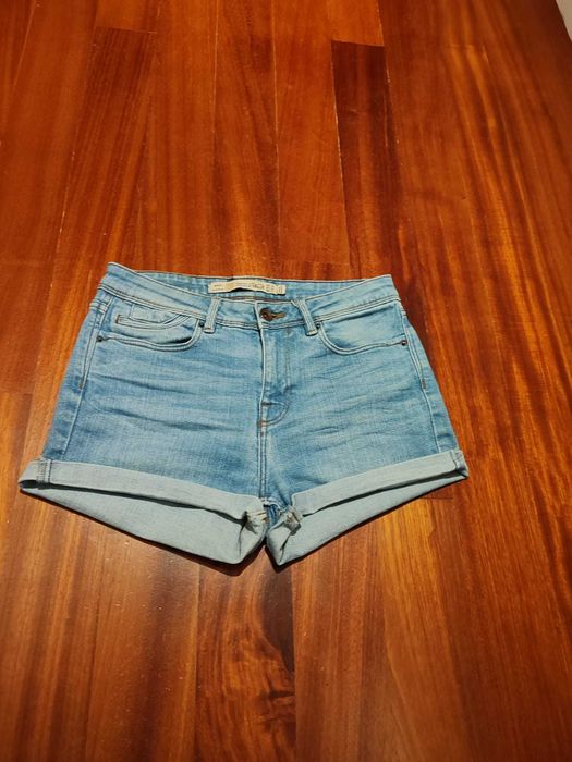 Calções em ganga elástica da marca Zara. Novos. Sem uso.