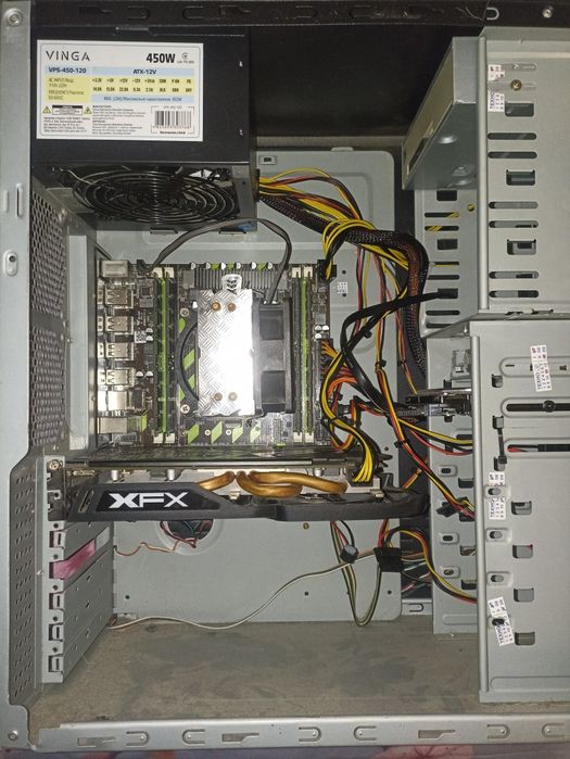 Комп'ютер у зборі напівробочий