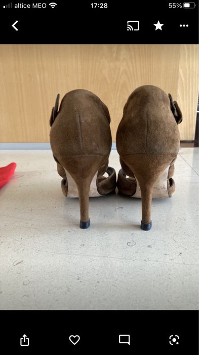 Carolina Herrera sapato alto em camurça caramelo