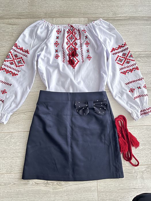 Вишиванка на дівчинку зі сідничкою