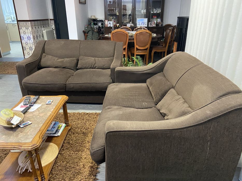 Vendo 2 sofas , com algum uso mas em muito bom estado !
