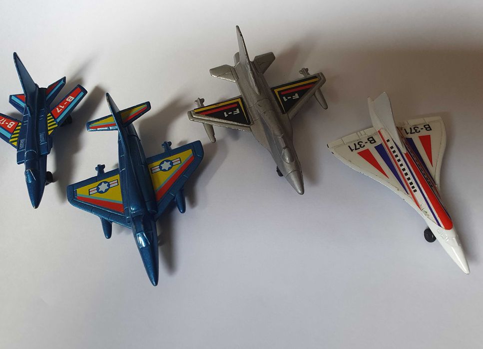 4 pequenos aviões de combate, em metal, sem marca - Anos 80