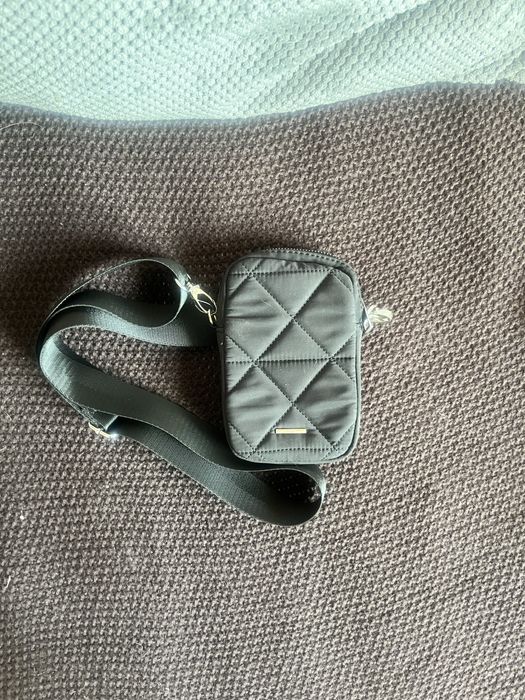 Portmonetka torebka z regulowanym paskiem czarna Bershka