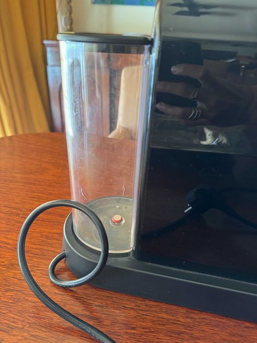 Máquina de café Nespresso preta