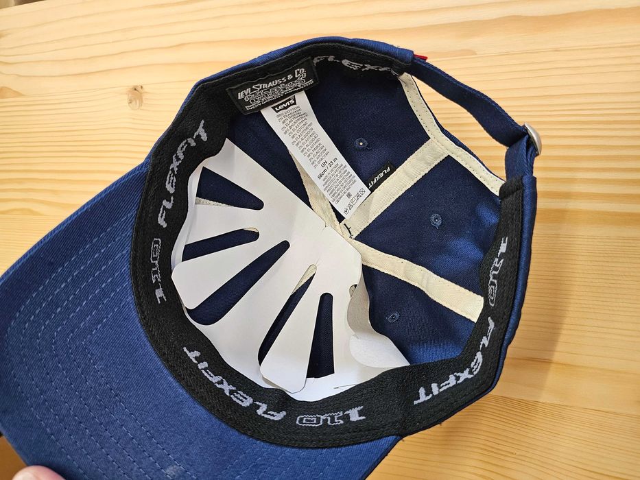 Czapka z daszkiem Levi's haftowane logo kolor granatowy baseball cap