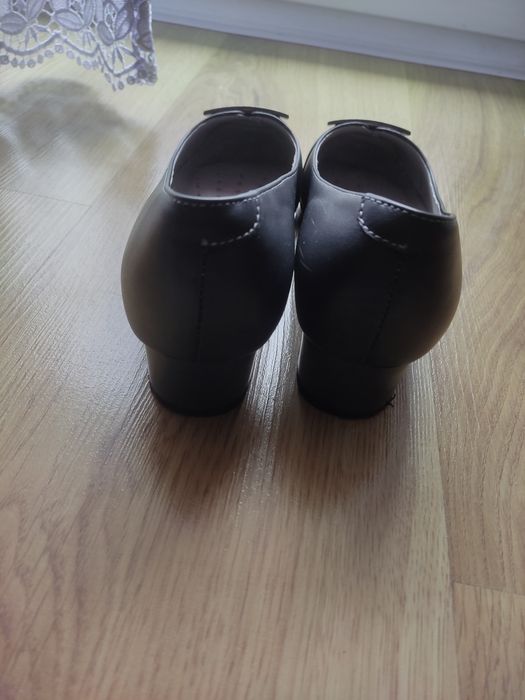 Buty na obcasie skórzane 36