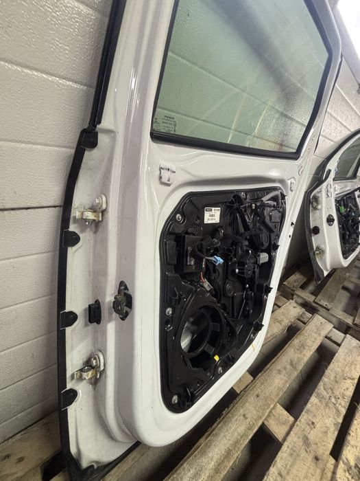 Volvo V40 drzwi prawe przod/tyl Biale  2015r