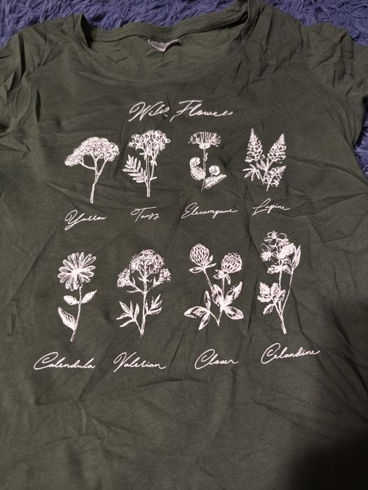 Ciemnozielona koszulka z kwiatkami