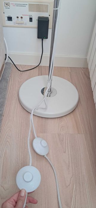 Abajur de pé com 2 lâmpadas em led.