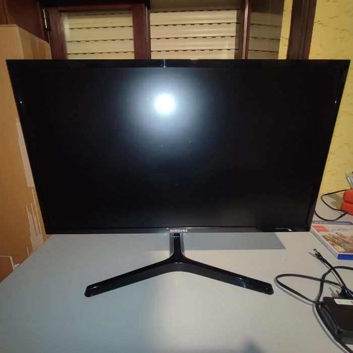 Monitor 24'' Samsung FHD – Design Fino com Base em V (Como Novo)