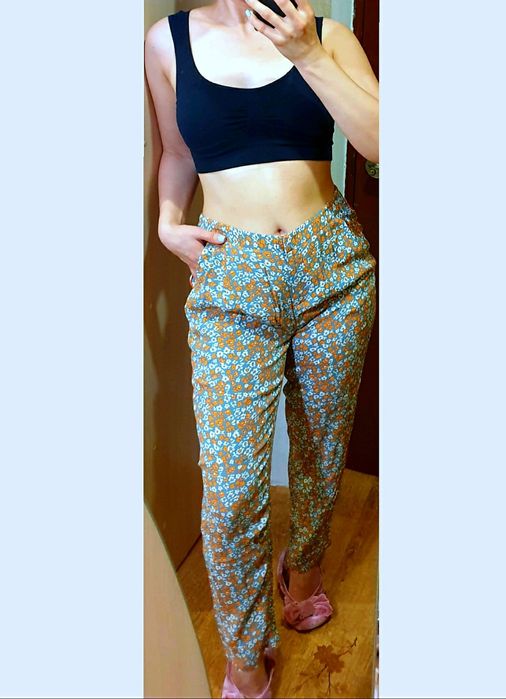 Летние женские брюки из вискозы в цветочный принт