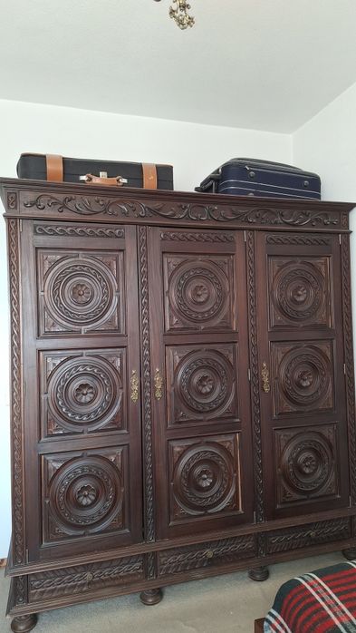 Roupeiro antigo de quarto em madeira maciça