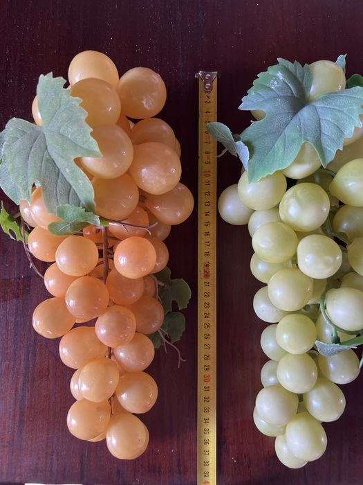 Cacho gigante de uvas em borracha
