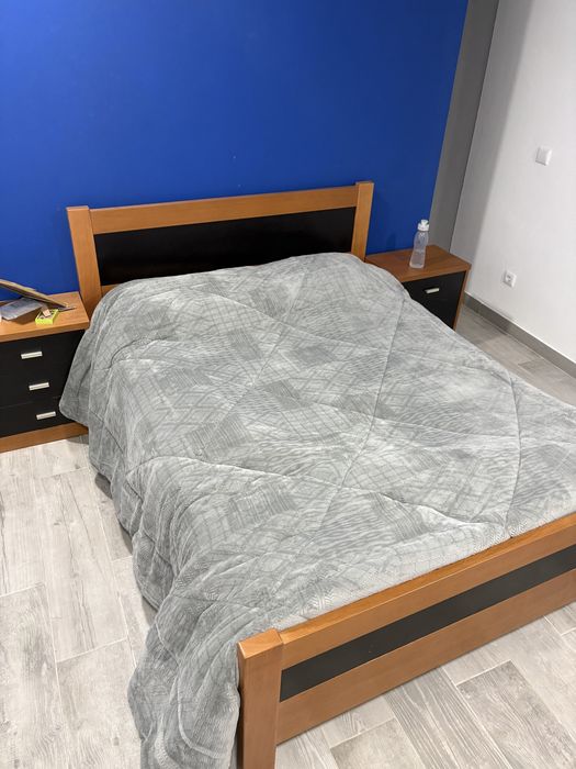 Cama de casal e mesinhas cabeceira