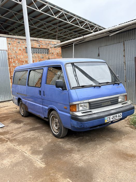 Mazda E2200 бусик на повному ходу
