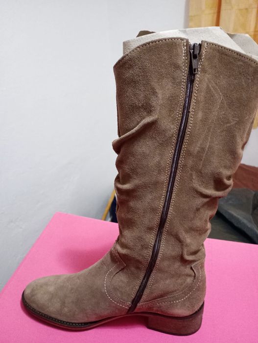 Botas novas em camurça