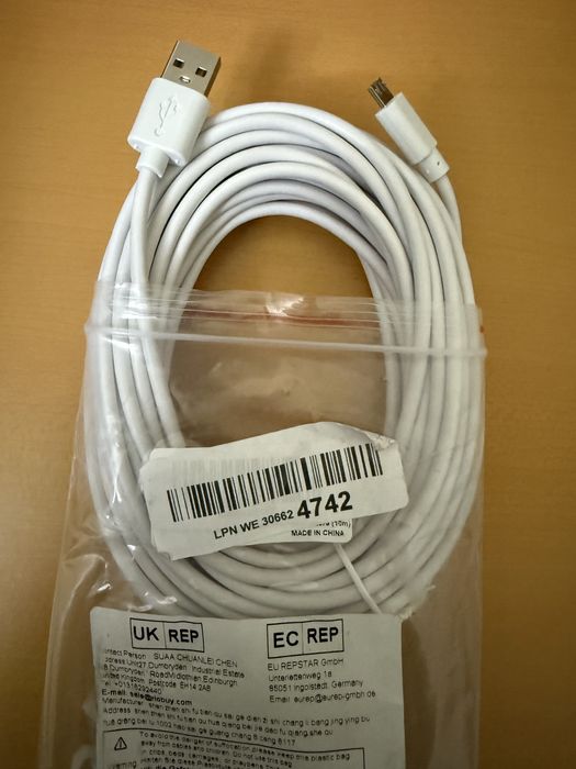 Cabo micro USB longo.