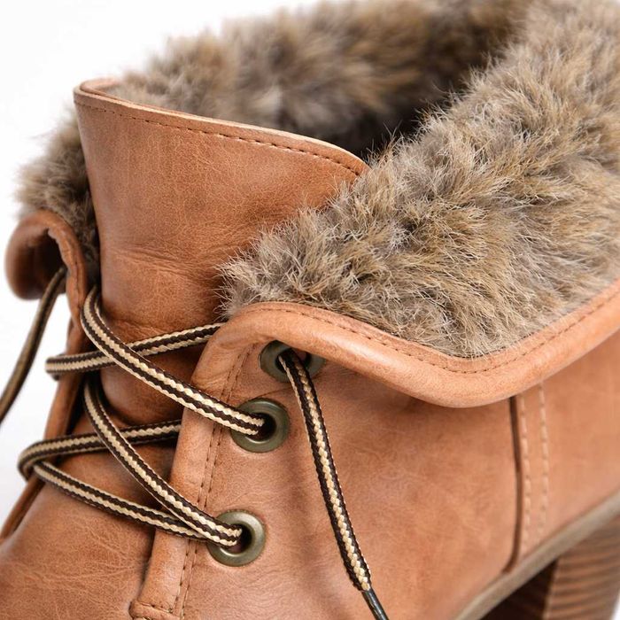 Botins Castanhos com Salto e Pêlo Interior – 37