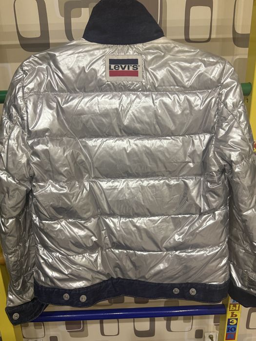 Продам пуховик levis розмір S