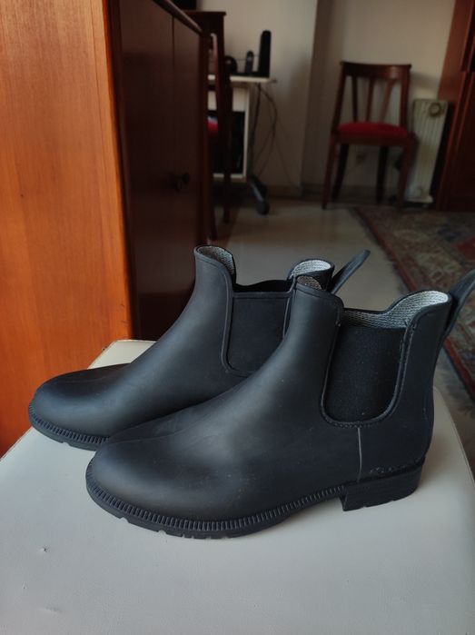 Botas pretas impermeáveis